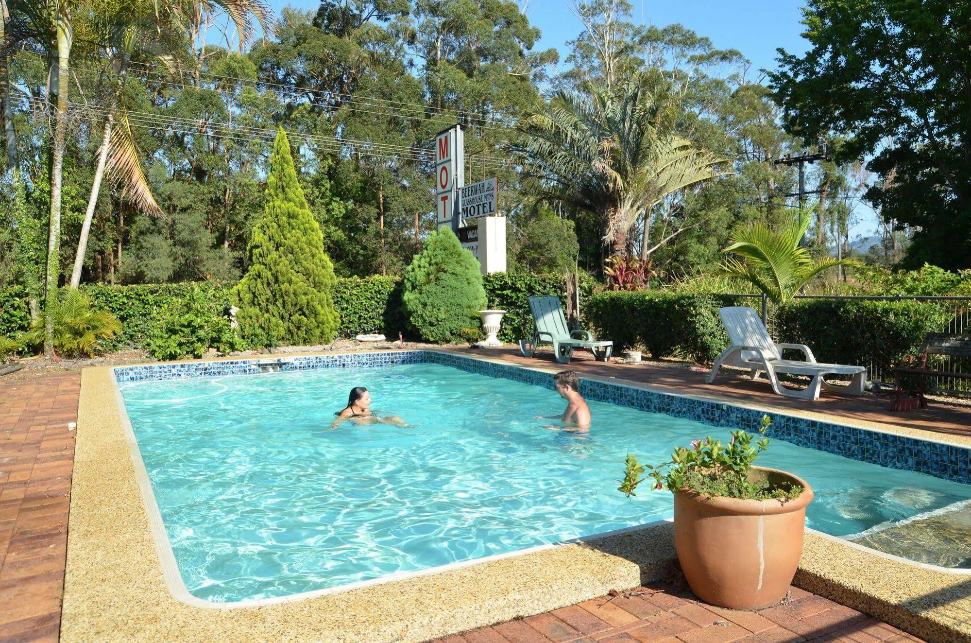 Beerwah Glasshouse Motel Exterior photo